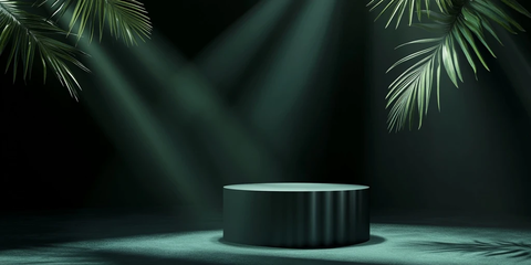 圆柱展示台与棕榈叶装饰