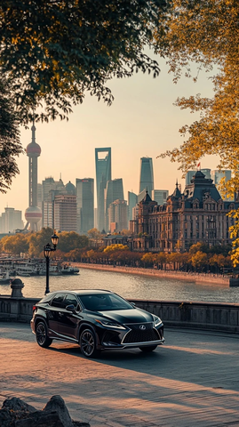 城市河畔的汽车与两岸现代建筑景观