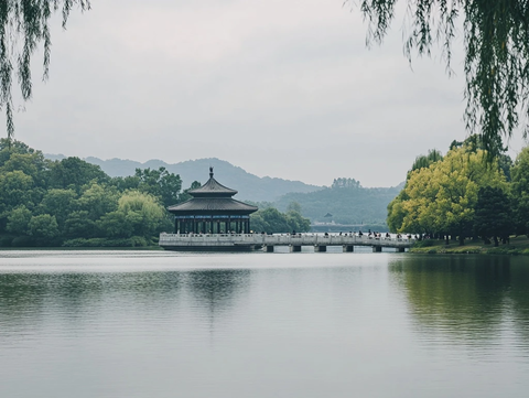 湖中有亭的自然景观