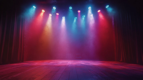 暗红舞台上的彩色聚光灯