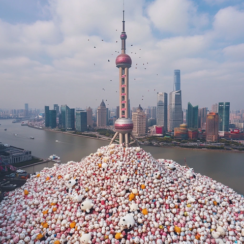 东方明珠塔下堆满玩偶的俯瞰全景