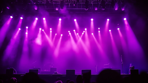 紫色灯光下的音乐会舞台