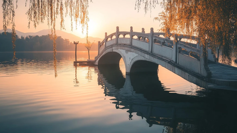 湖上石桥在夕阳下的唯美景象