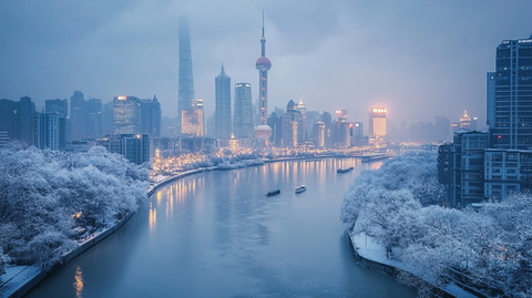 雪中的城市河流及两岸高楼的景致