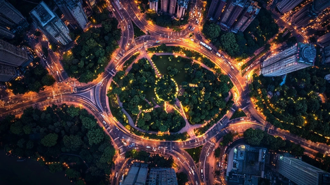 城市夜景中的环形交通枢纽鸟瞰图