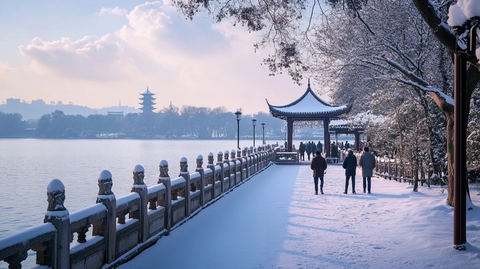雪后湖边古亭旁行人漫步的风景