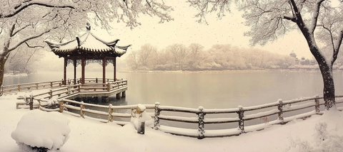 雪中古典亭子与湖景构成的唯美画面