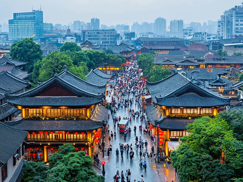 古街人来人往的热闹景象