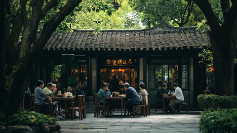 中式茶舍外人们悠闲喝茶的场景