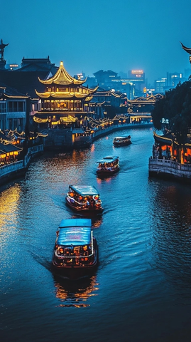 古色古香的中式建筑旁的游船夜景