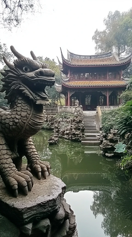 中式庭院中龙雕塑与古建筑相映成趣