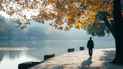 湖边小路上独自行走的人