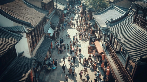古街建筑间人头攒动的热闹景象