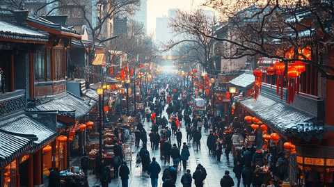 挂满红灯笼的老街人来人往热闹非凡