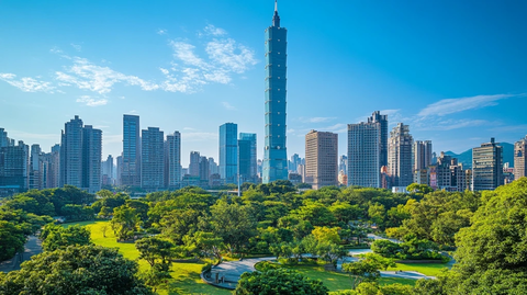 城市绿地旁的摩天大楼全景