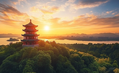 夕阳下被绿树环绕的多层塔楼全景