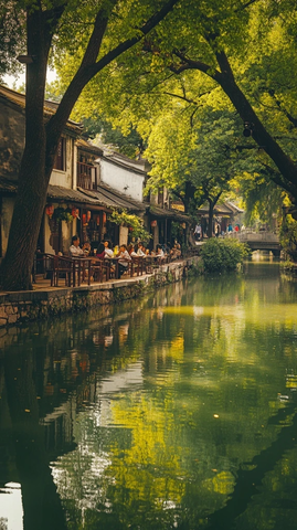 水边古街景致绿树荫下悠闲氛围