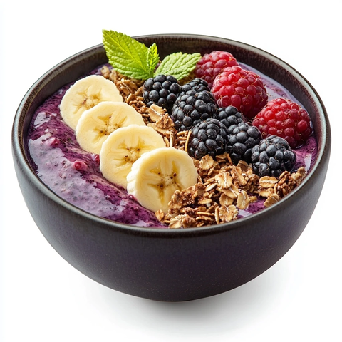 紫色陶瓷碗装香蕉麦片莓果