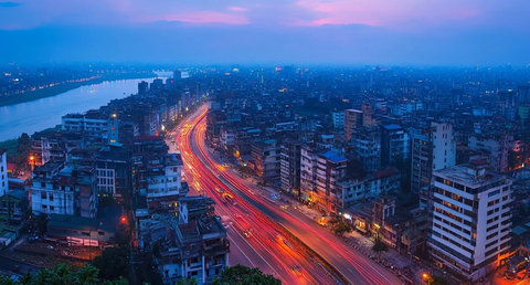 暮色下城市车流涌动的俯瞰景象