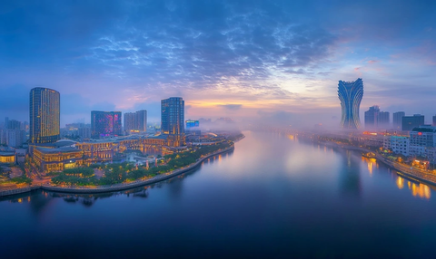 城市滨水区域的现代化高楼建筑景观