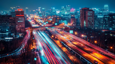 城市夜景中灯火通明的繁忙高架路