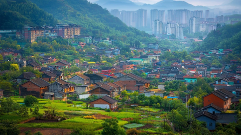 乡村与城市高楼同框的景象