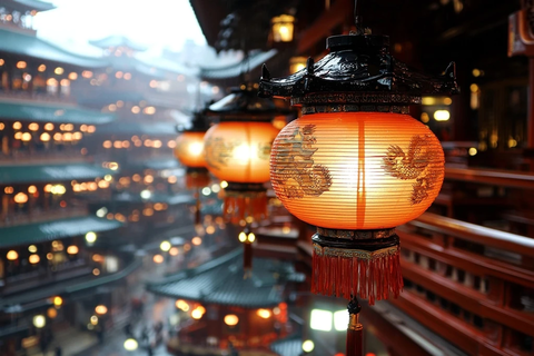 古建筑内挂着传统灯笼的夜景