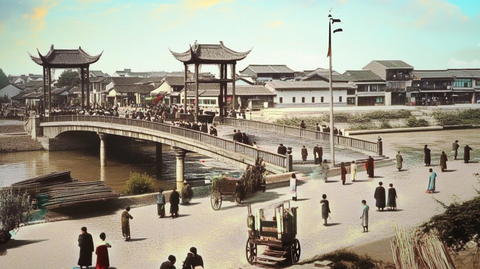 古桥边的市井生活景象