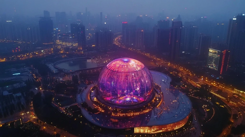 城市夜景中的大型发光球体建筑全景
