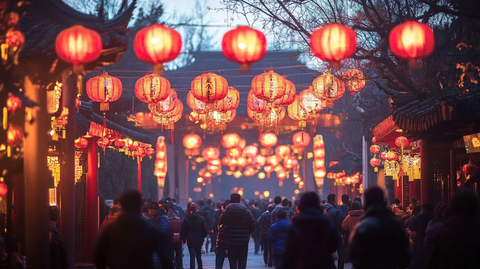 挂满红灯笼的热闹街道