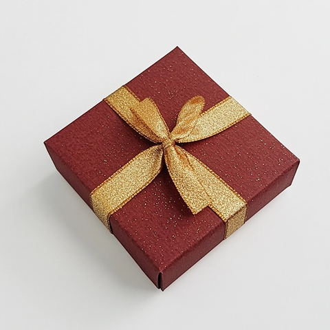 红纸金丝带小方盒