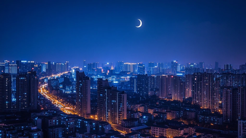 城市夜景下的月牙与灯火辉煌的建筑群