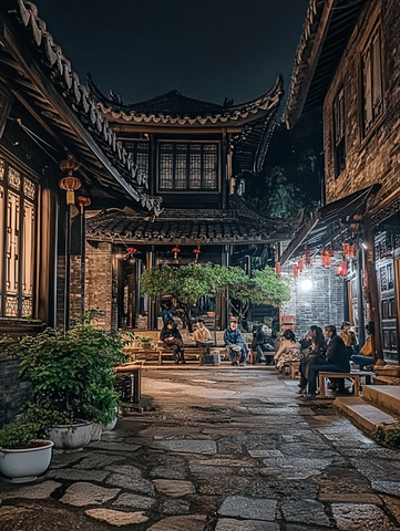 古色古香建筑间的休闲人群夜景