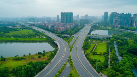 城市中宽阔道路与自然景观的鸟瞰景象