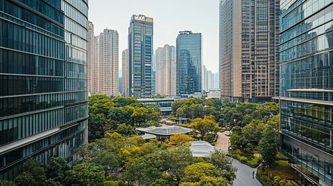 城市高楼间的绿地公园俯瞰景象