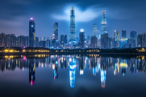 城市夜景下的高楼与平静湖水的倒影