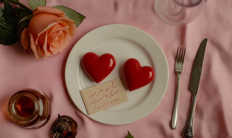 红心餐盘与玫瑰