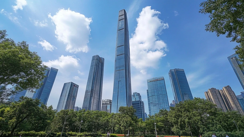 城市公园中的摩天大楼群远景画面