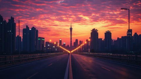 城市黄昏下的大道与林立高楼全景