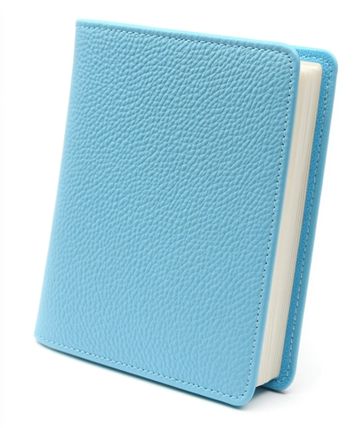 浅蓝色皮革笔记本