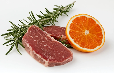 生牛肉牛排配迷迭香