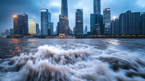 江边城市夜景波涛汹涌的江面景象