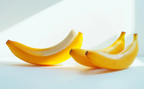 香蕉切半地板白背景