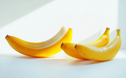 香蕉切半地板白背景