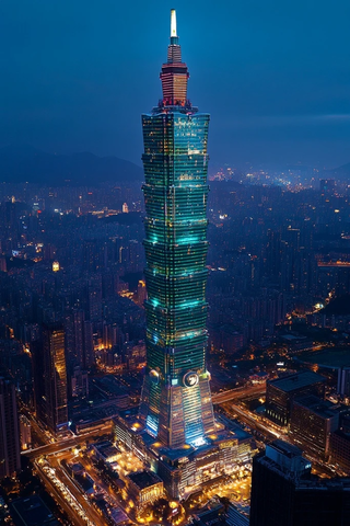 城市夜景中的地标性摩天大楼