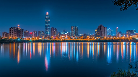 城市夜景灯光倒映在湖面的美丽景象