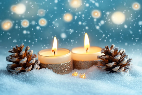 雪中蜡烛与松果