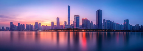 城市天际线在水面的美丽倒影