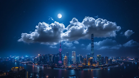 月光下灯火璀璨的城市夜景