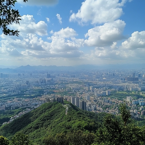 山上俯瞰城市全景及周边山脉